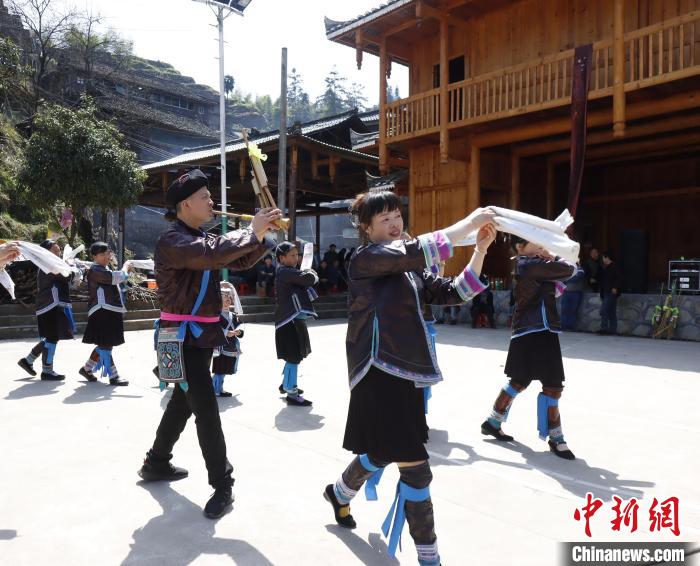 苗族同胞在跳芦笙舞。　梁强 摄