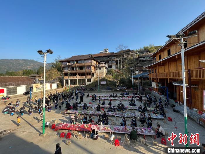 苗族同胞酒足饭饱后举行芦笙踩堂舞庆祝节日 梁强 摄