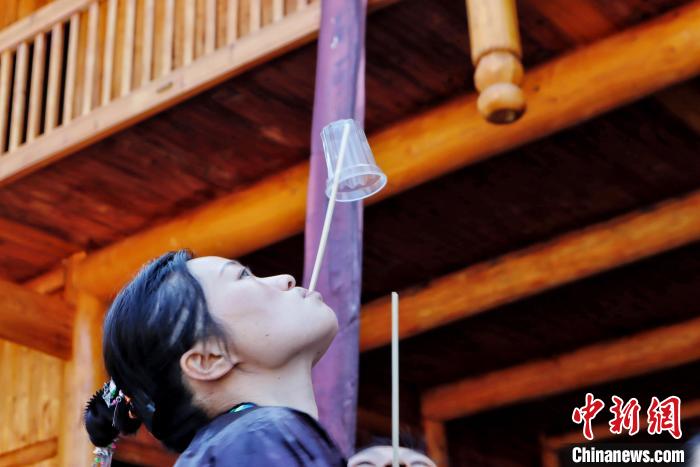 苗族妇女在进行趣味游戏。　梁强　摄