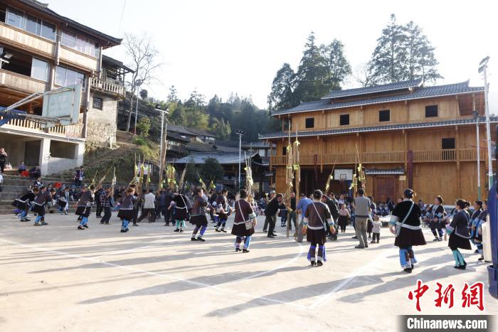 苗族同胞酒足饭饱后举行芦笙踩堂舞庆祝节日。　梁强 摄
