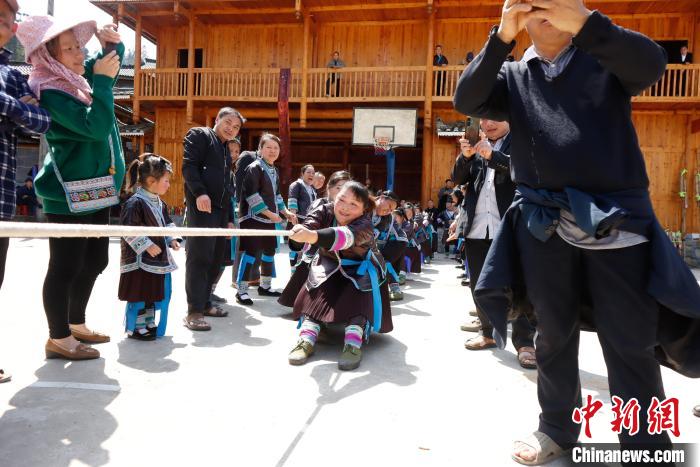 苗族妇女在进行拔河比赛。　梁强 摄