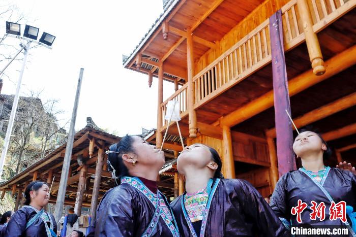 苗族妇女在进行趣味游戏。　梁强 摄