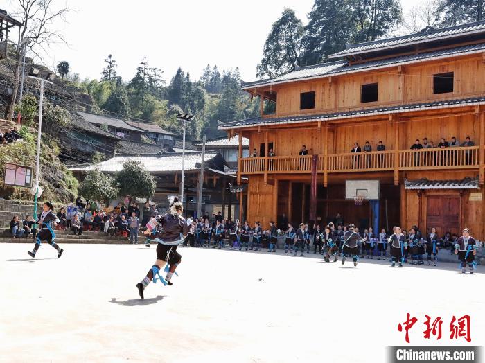 苗族妇女在进行赛跑。　梁强 摄