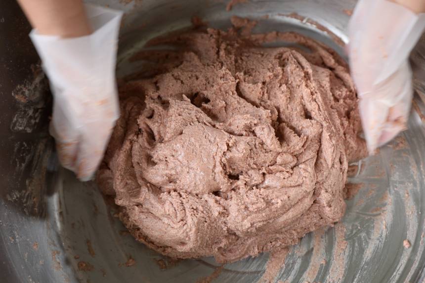 揉面团。三江侗族自治县融媒体中心供图