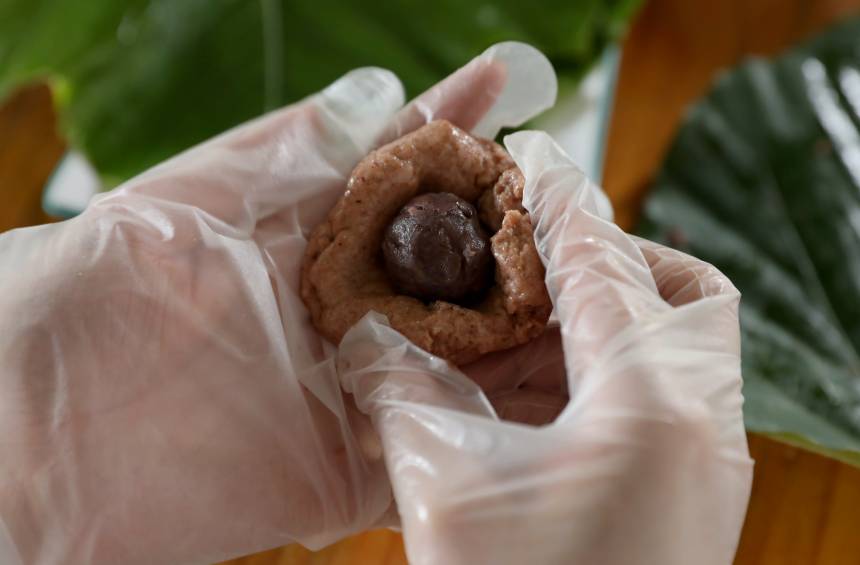 制作“桐叶粑”。三江侗族自治县融媒体中心供图