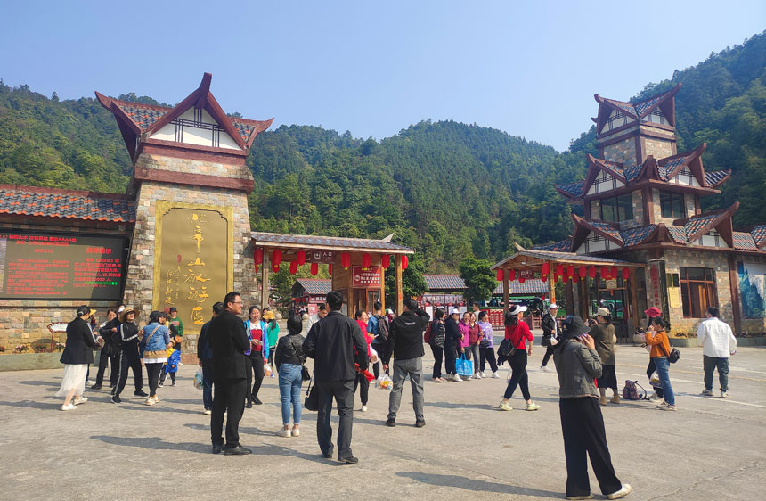 北帝山旅游区吸引众多游客。