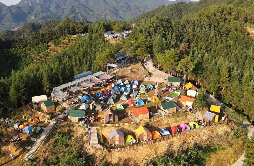 坐落在青山绿水间的平南县大鹏镇思乐村（莫舒华摄）