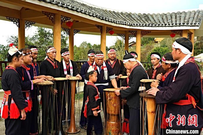 在广西金秀瑶族自治县六巷乡六巷村下古陈屯，传承人在传授黄泥鼓舞技艺。(资料图)高如金 摄