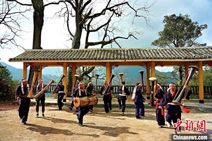 在广西金秀瑶族自治县六巷乡六巷村下古陈屯，村民在跳黄泥鼓舞。(资料图)高如金 摄
