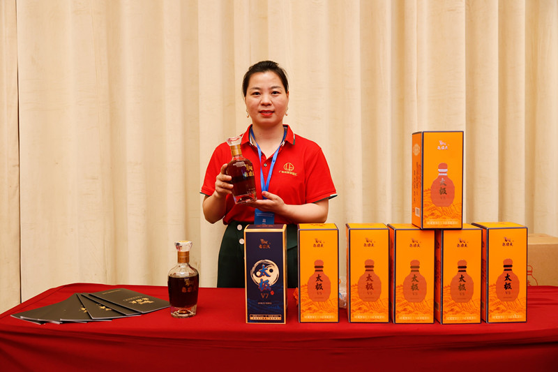 1715849719157478.jpg 48爱心民族企业现场为参会嘉宾提供相关咨询服务_副本.jpg