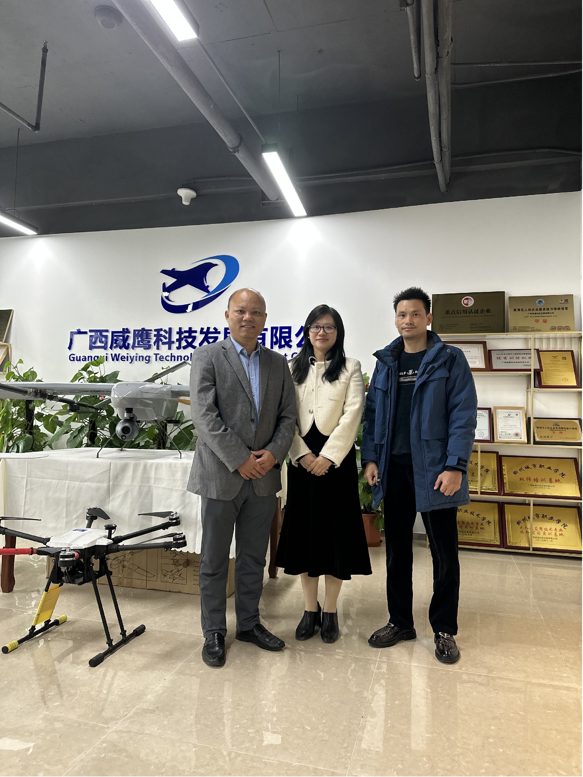 图片5　蓝华迪在广西威鹰科技发展有限公司考察（右一）.jpg