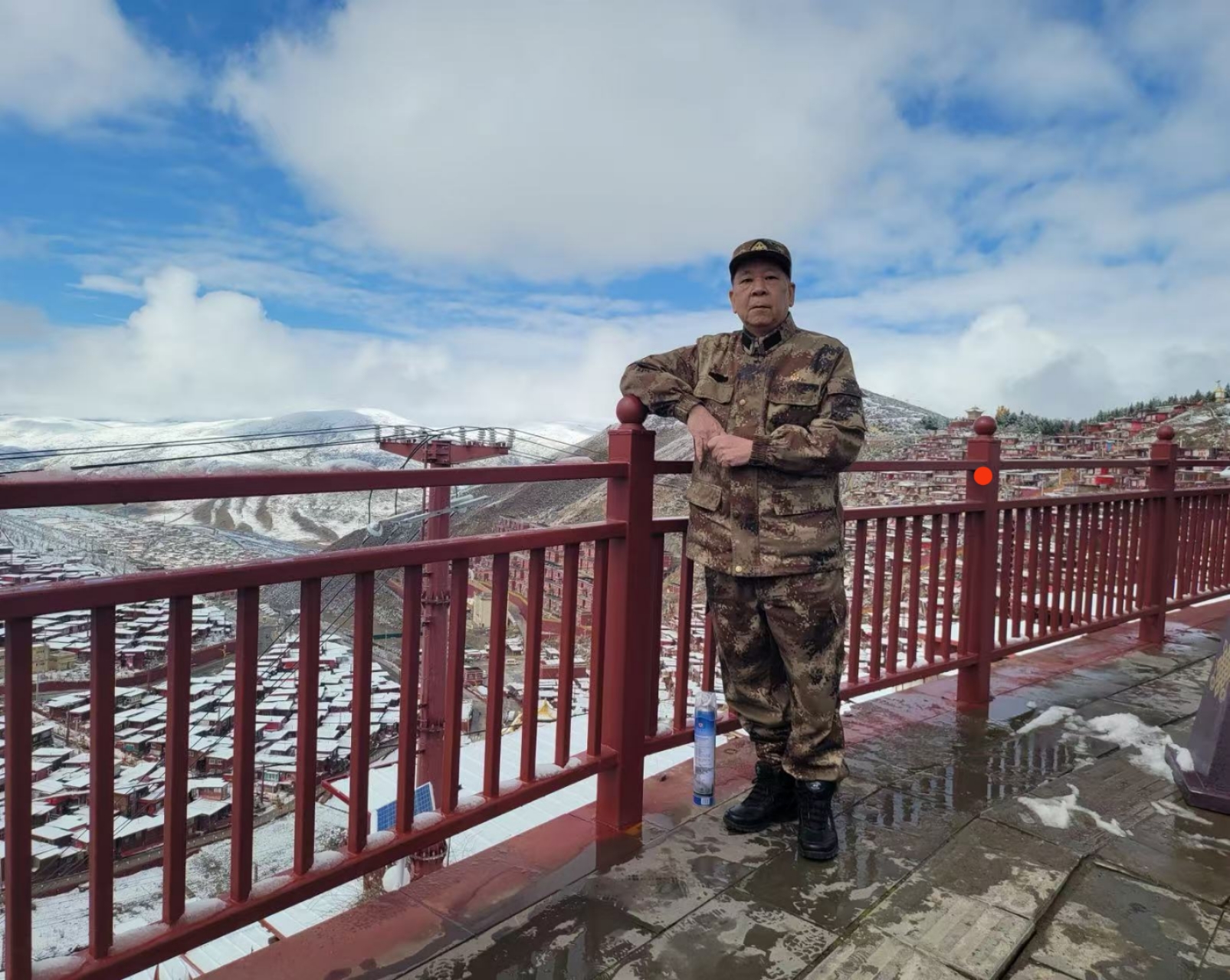2024年5月，莫兆钦去四川甘孜卅、西藏过雪山草地考察地道中药材时留影.jpg