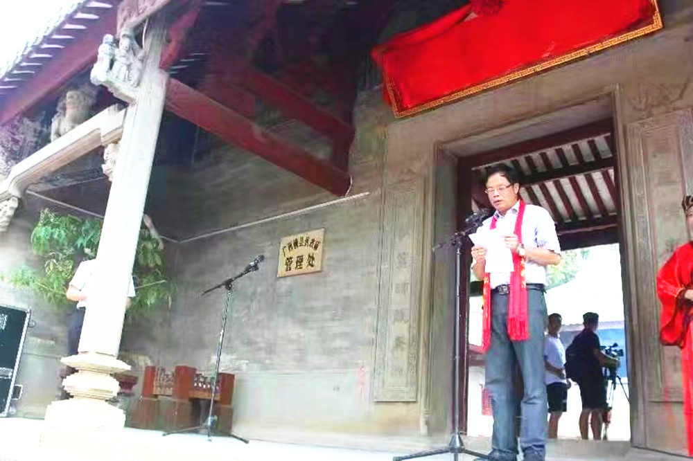 2马进竞主持捐赠和更换横州伏波庙门牌仪式.jpg