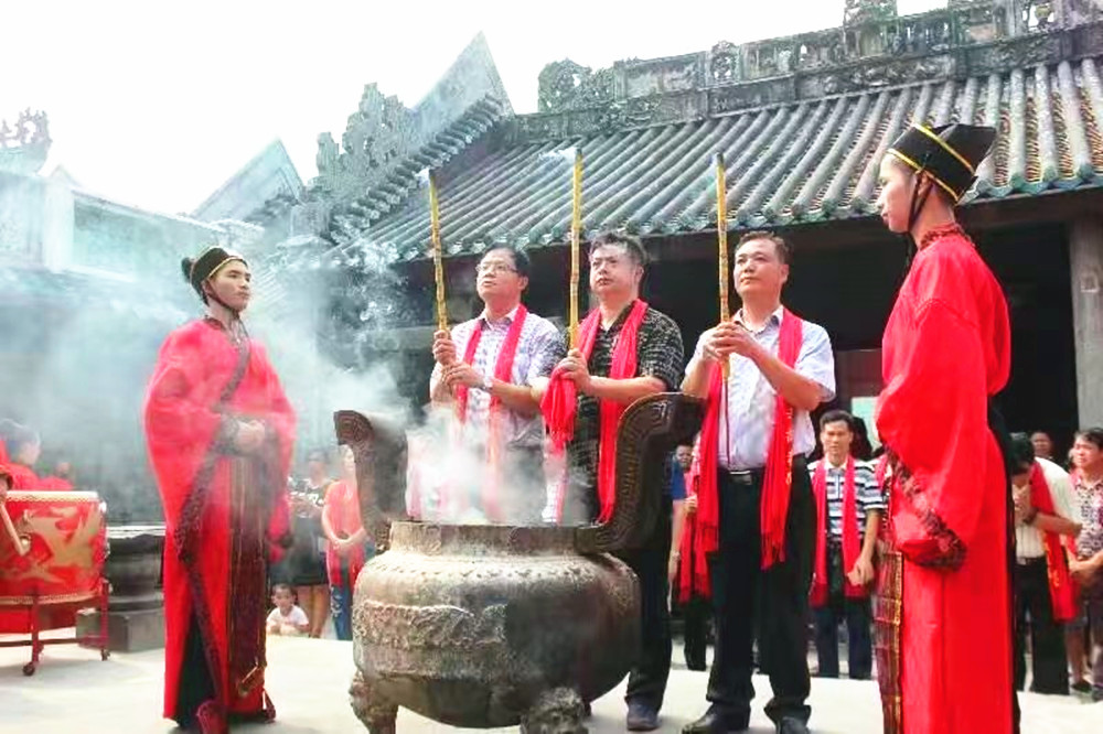 3马进竞主持捐赠和更换横州伏波庙门牌仪式.jpg