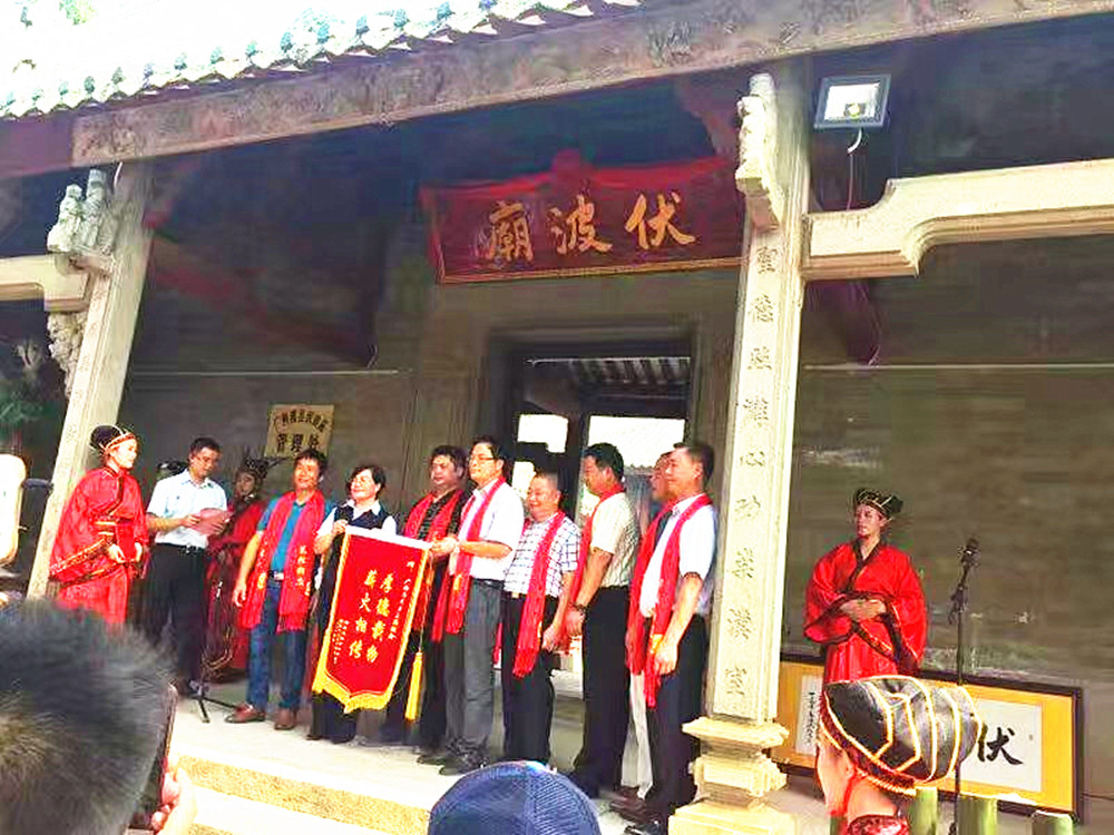 5马进竞主持捐赠和更换横州伏波庙门牌仪式.jpg