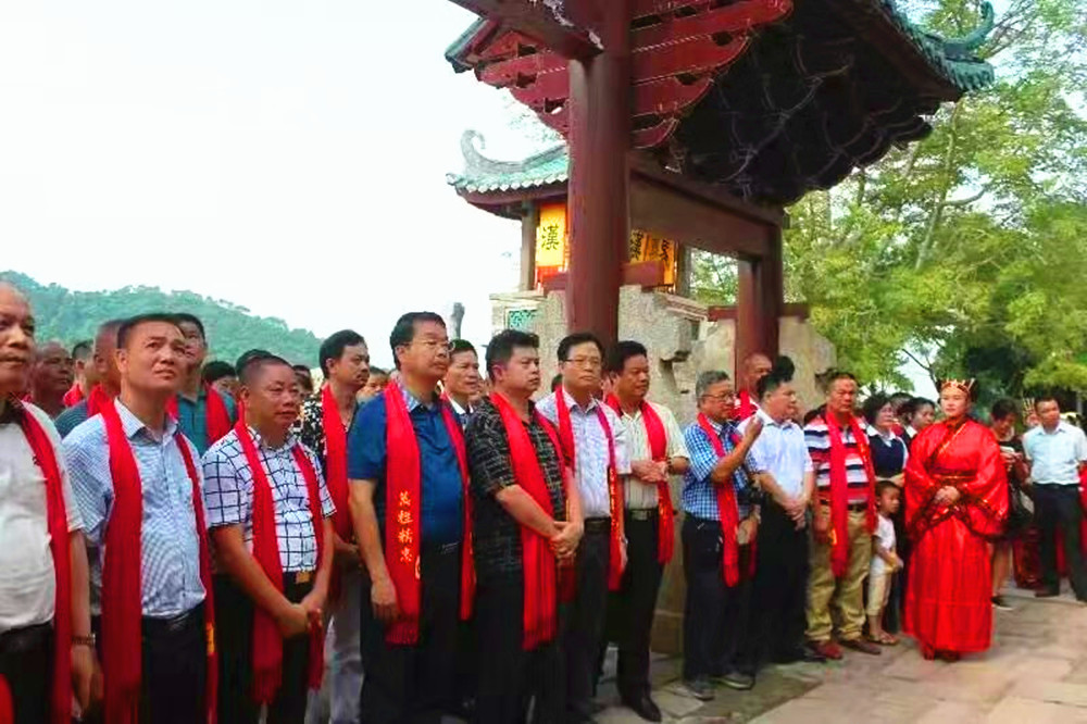 6马进竞主持捐赠和更换横州伏波庙门牌仪式.jpg