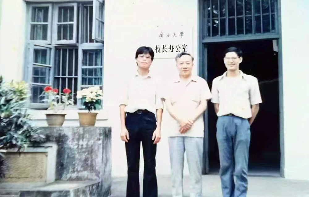 14马进竞（左）与时任广西大学校长王奇浩（中）留影.jpg