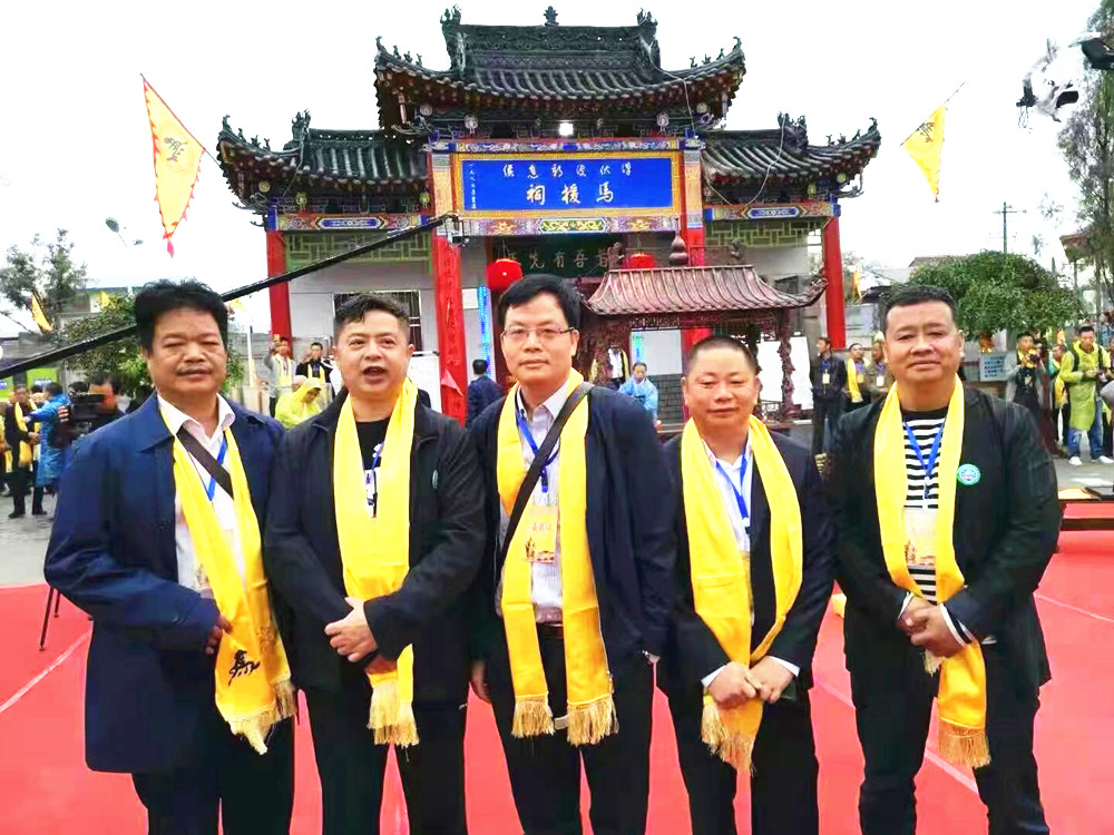 17马进竞（中）出席亲宗活动留影.jpg