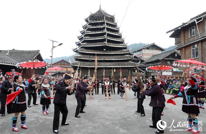 在三江侗族自治县林溪镇冠洞村冠大屯,侗族群众在表演芦笙踩堂。龚普康摄