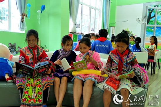 西林县罗湖实验小学的学生们在喜阅屋看书学习。韦素雪摄
