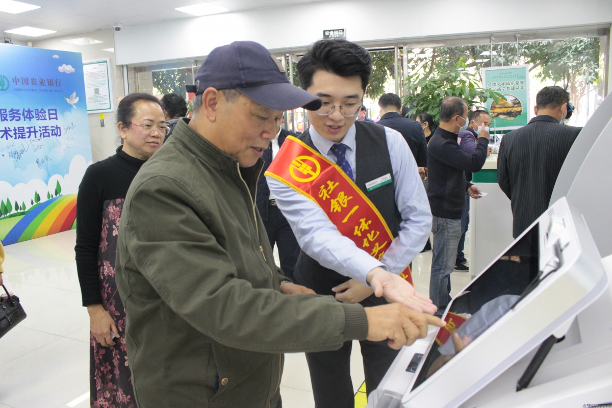 “社银一体化”!广西社保启动老年人“关怀模式”