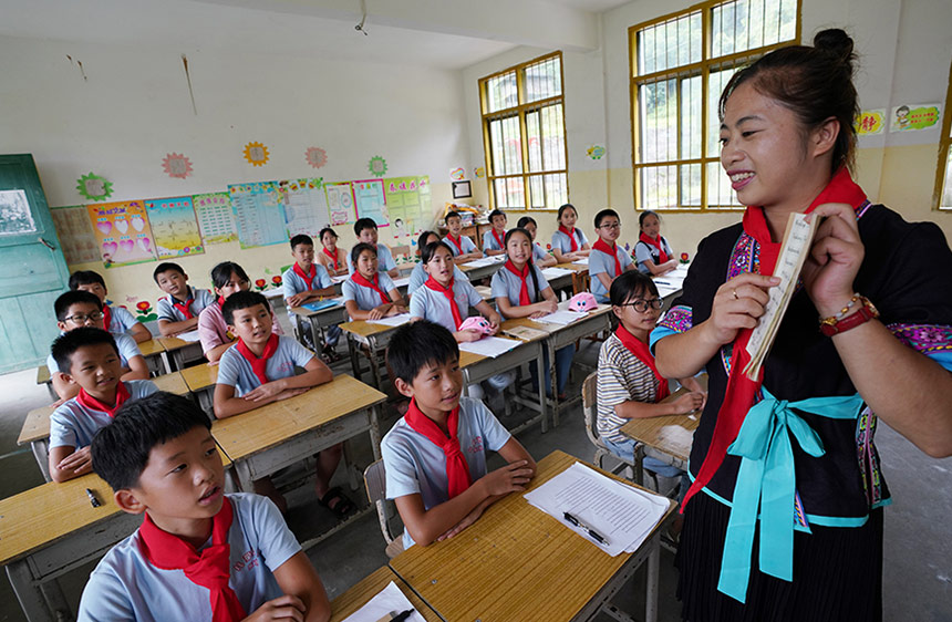 苗族青年志愿者给“苗娃”上课。