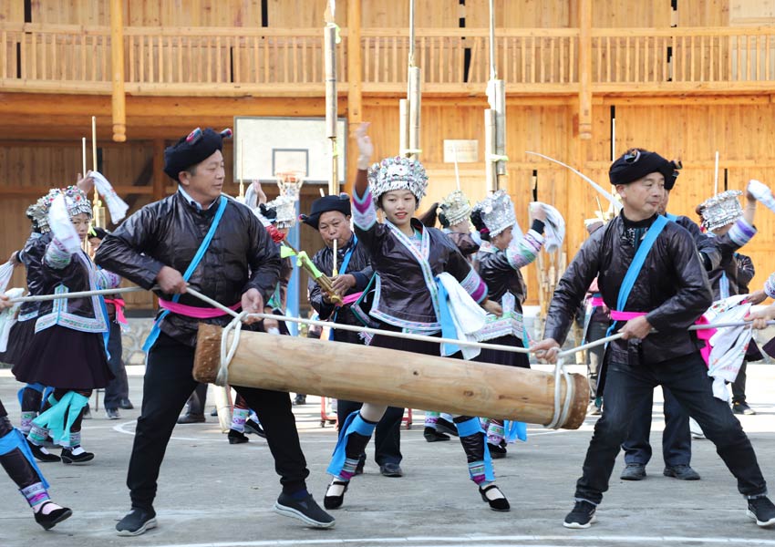 村民们把拉鼓文化融入舞蹈当中。覃美摄
