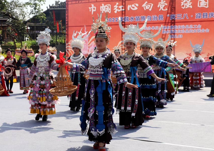 民族服装展示。