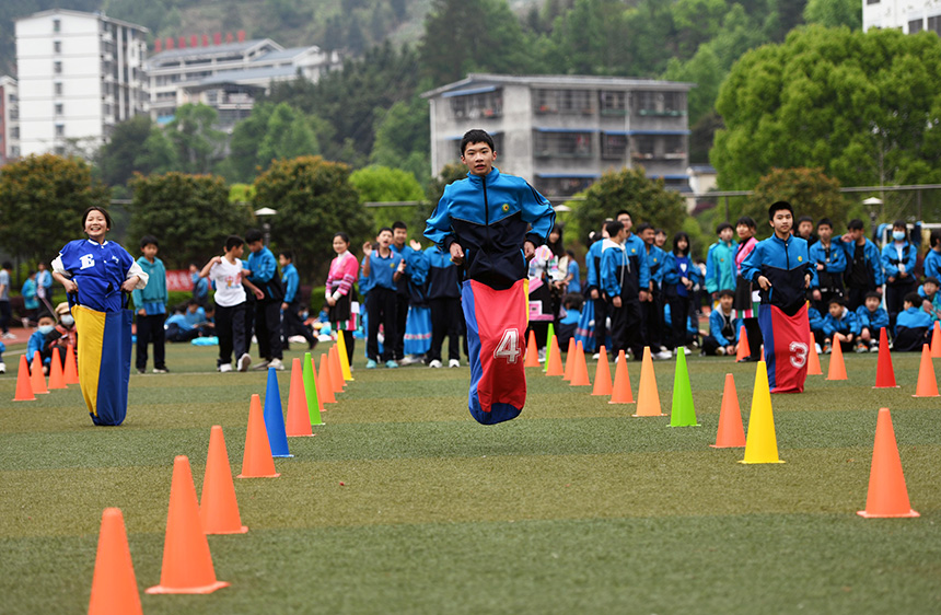 学生在参加袋鼠跳比赛。