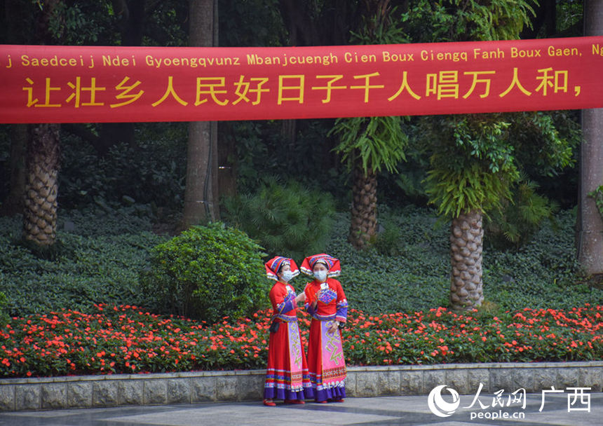 身着民族服饰的壮族妇女。人民网 王功孝摄