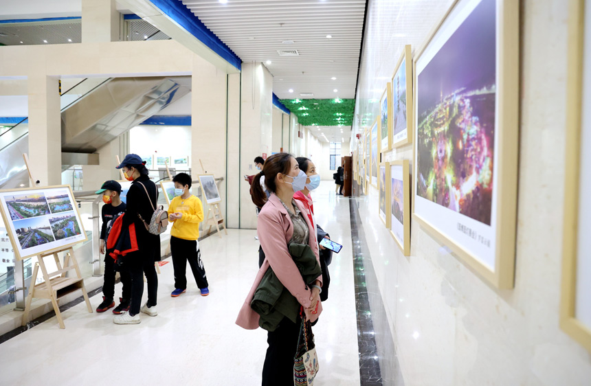 市民参观”中国荷城 大美贵港”摄影展。张庆杰摄