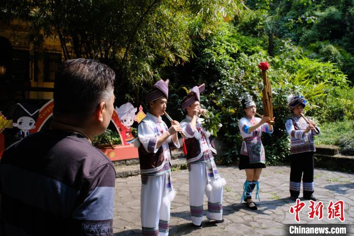 一名游客跟着乐曲哼唱。 刘俊聪 摄