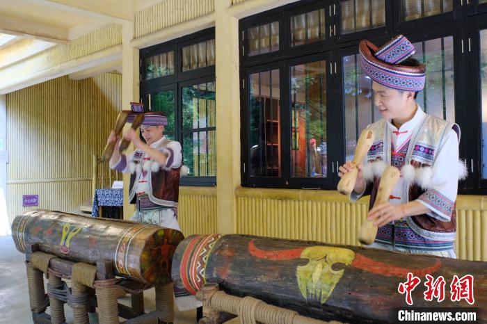 乐手正在饱含激情地打击佤族木鼓。 刘俊聪 摄