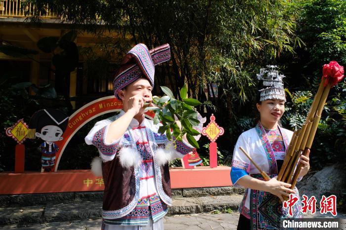 一名乐手正在使用木叶演奏。 刘俊聪 摄