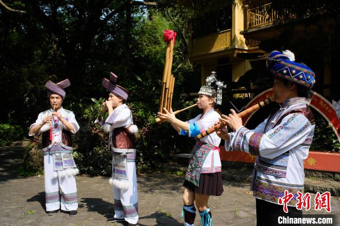 四名民族乐手正在演奏。 刘俊聪 摄