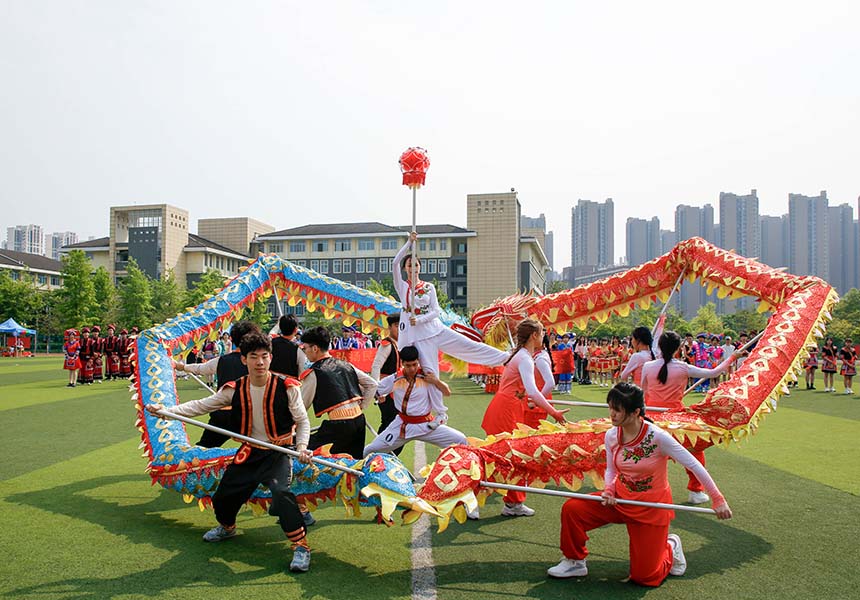 舞龙表演《壮乡迎客来》 。