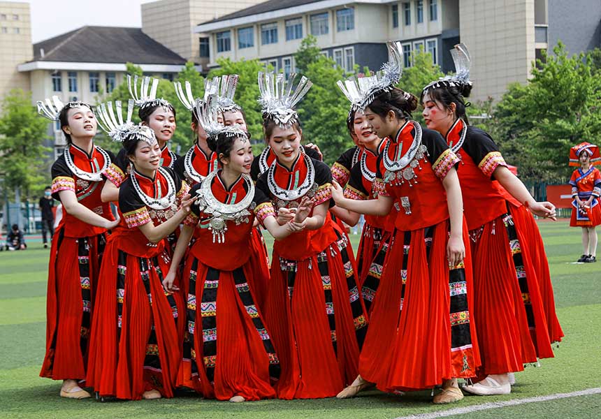 苗族舞蹈《一抹红》。