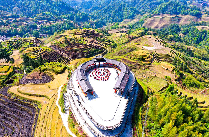 瑶族妇女参加刺绣、纺织竞技航拍图。潘志祥摄