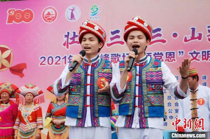 图为双胞胎兄弟唱山歌。　受访者提供