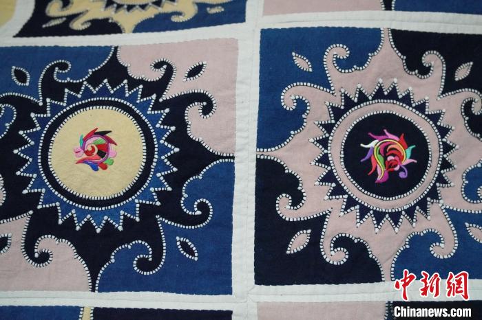 背带刺绣中“跳舞蜈蚣”图案，寓意着驱邪避祸。　王以照 摄