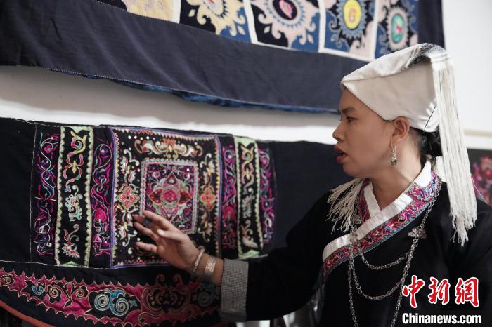 黄碧瑜的珍藏，一条将她和哥哥弟弟背大的背带。　王以照 摄