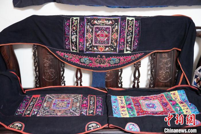 黄碧瑜从各处收集购买来的背带。　王以照 摄