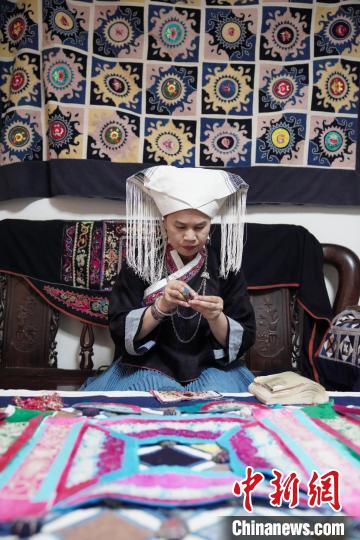 黄碧瑜正在制作的背带由13个部分组成，制作时间快则1年半，慢则3年。　王以照 摄