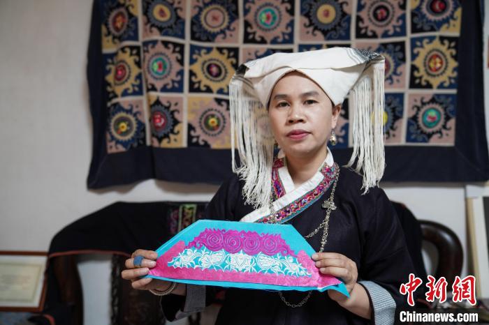 制作隆林壮族背带时，图案先设计成剪纸，再在剪纸的基础上缝制纹样。　王以照　摄