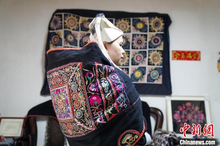 黄碧瑜演示背带背孩子的效果。　王以照 摄