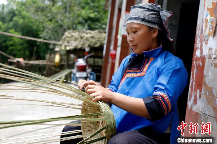 村民编织竹背篓。　涂朝统 摄