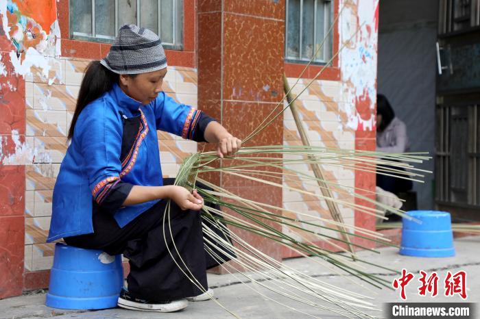 村民编织竹背篓。　涂朝统 摄