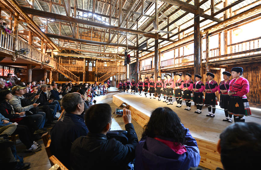 前来金江村旅游的游客络绎不绝。潘志祥摄