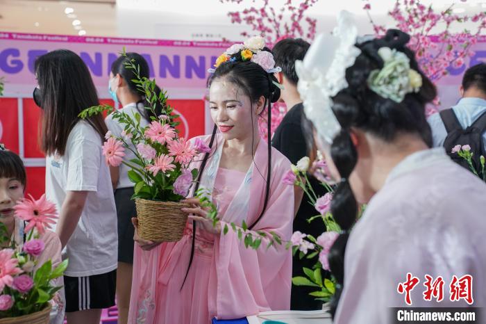 图为广西南宁汉服爱好者身着传统服饰学习插花。　陈冠言 摄