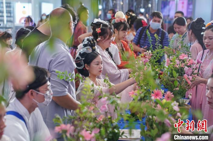 图为广西南宁汉服爱好者身着传统服饰学习插花。　陈冠言 摄